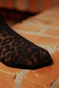 Leo-Strumpfhose mit flacher Zehennaht, geeignet für alle Schuhgrößen.